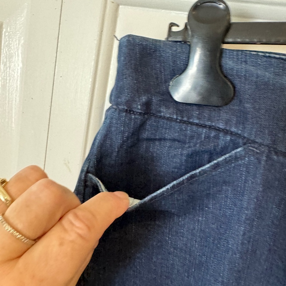 Chic Dark Denim Stretch Jeans - Picture 4 of 4
